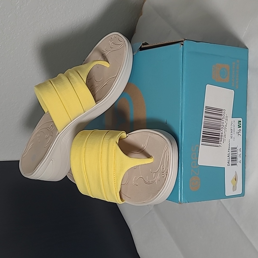 Bzees Dallas Yellow Thong Sandal NIB 7.5 Wide